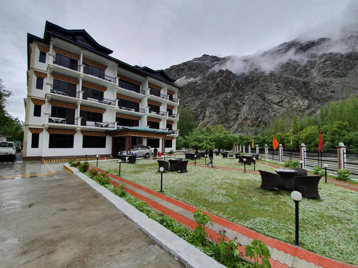 Hotel Chhutuk Heights Kargil Kültér fotó