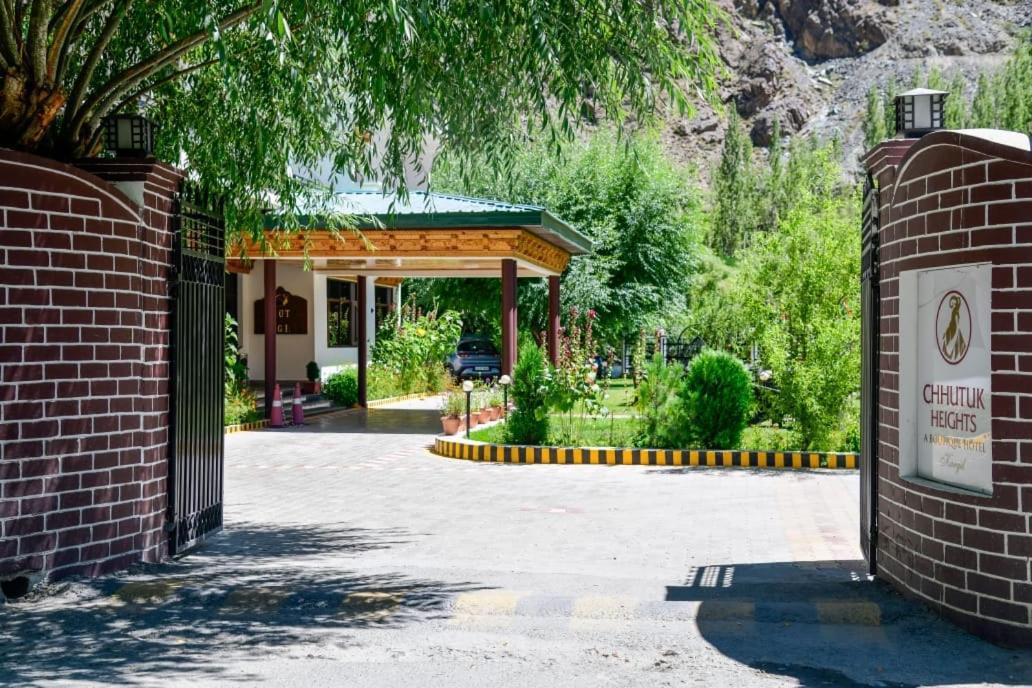 Hotel Chhutuk Heights Kargil Kültér fotó